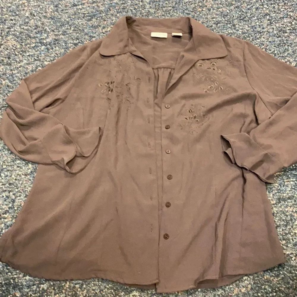 Covington Brown Embroidered Button down shirt L